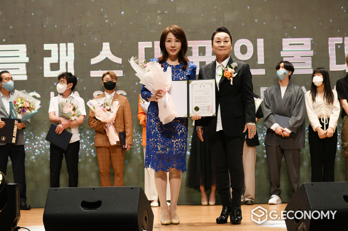 윤희정 아나운서는 이번 인터내셔널 어워드에서 탑클래스대표인물대상 수상했다