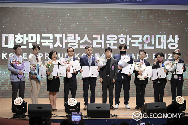 ▲조현수 바로여기 대표이사(좌측 세번째)가 대한민국자랑스러운한국인대상 수상 후 기념 촬영중이다.