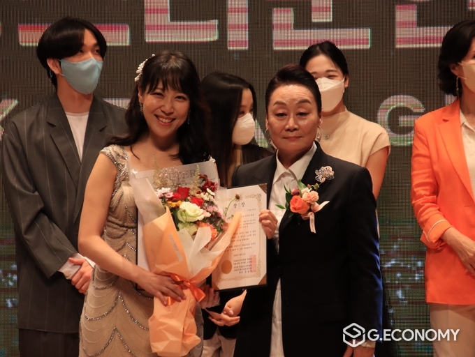 사진설명= 부산예술대학교 교수이자 소프라노 진윤희 (왼쪽), ㈜브라가 정임행 회장 (오른쪽)
