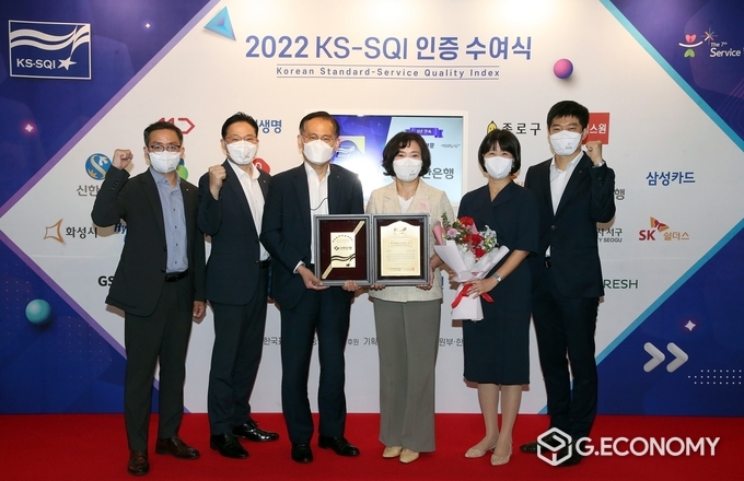 30일 서울 중구 롯데호텔에서 열린 2022 한국서비스품질지수(KS-SQI) 인증 수여식에서 신한은행 박현주 부행장(왼쪽 네번째)과 소비자보호그룹 직원들이 기념촬영하고 있는 모습(사진=신한은행)