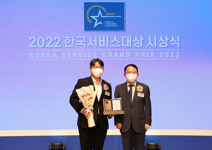< 롯데건설 주영수 상무(왼쪽)가 ‘2022 한국서비스대상 시상식’에서 수상 후 기념촬영을 하고 있다 >