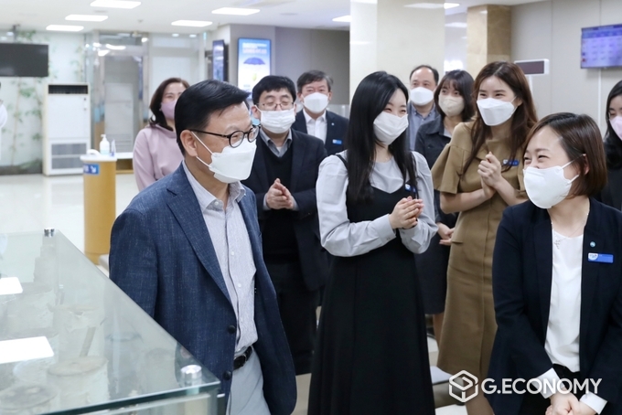 혀장과 소통하는 이원덕 우리은행장(사진=우리은행)