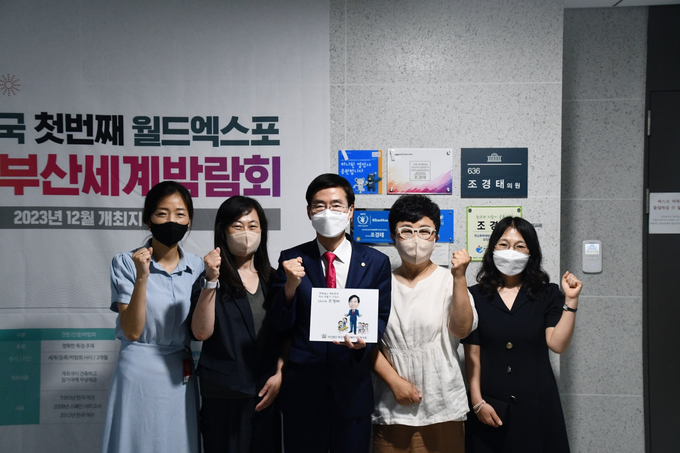 학교폭력피해자가족협의회 회원과 단체사진