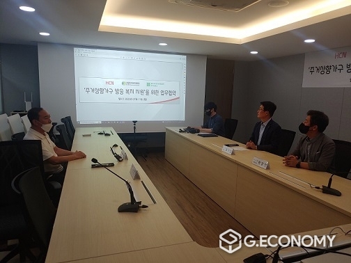  지난 11일 (사)주거복지연대와 ㈜에이치씨엔 간 업무협약식을 진행하고 있다.