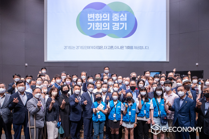 15일 10시 30분 경기도청 대강당에서 열린 '맞손토크-기회수도 경기를 말하다' 종료 후 기념사진