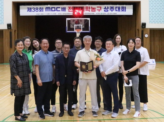 사진 = 한국대학농구연맹 제공 (사진 가운데) 김태유 전 단국대 감독.과 왼쪽 김동욱 한국대학농구연맹 회장 <br>
한국대학농구연맹이 19일 상주실내체육관 구관에서 열리는 제38회 MBC배 전국대학농구 상주대회 단국대학교와 서울대학교 SUN의 경기에 앞서 김태유 전 단국대 감독에게 공로패를 수여했다. 
