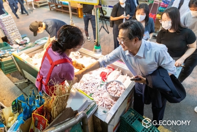 수원 지동시장에 방문해 상인과 인사를 나누며 대화 중인 김동연 경기도지사 (사진제공=경기도청)