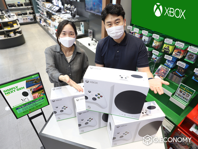 롯데하이마트가 21일부터 31일까지 전국 410여개 롯데하이마트 매장에서 ‘엑스박스(Xbox)’ 게임기 보상판매 프로모션을 진행한다. 구형 게임기를 반납하고 ‘엑스박스 시리즈 S’를 구매하면 최대 31만원 혜택을 받을 수 있다. 롯데하이마트 대치점에서 모델들이 프로모션 대상 게임기를 선보이고 있다(사진=롯데하이마트)