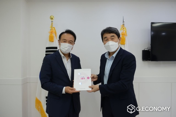 경기도교육감직인수위원회 백서 전수식 (좌측부터 임태희 교육감, 이주호 위원장)