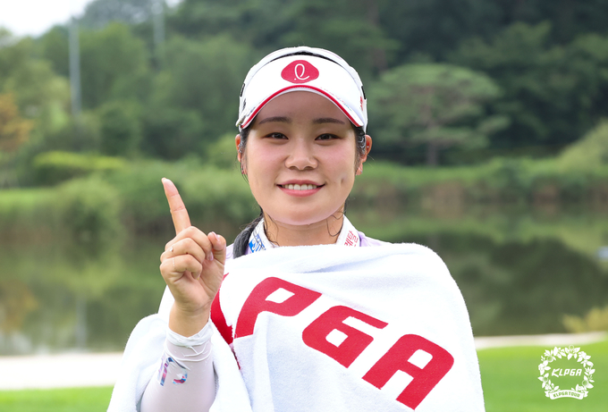 이소영이 시즌 첫 우승을 표시하는 '1'을 손가락으로 만들며 포즈를 취하고 있다.