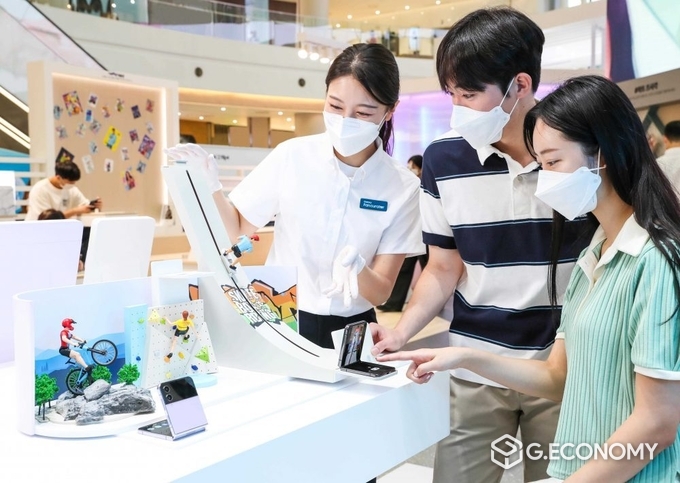 영등포 타임스퀘어 갤럭시 스튜디오에서 방문객들이 갤럭시 팬큐레이터의 안내를 받으며 ‘갤럭시 Z 플립4’의 플렉스 캠을 체험하고 있다(사진=삼성전자)