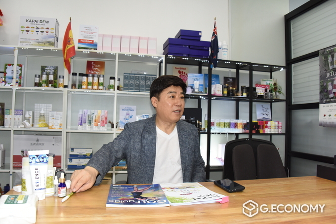인터뷰 중인 봉성종 회장