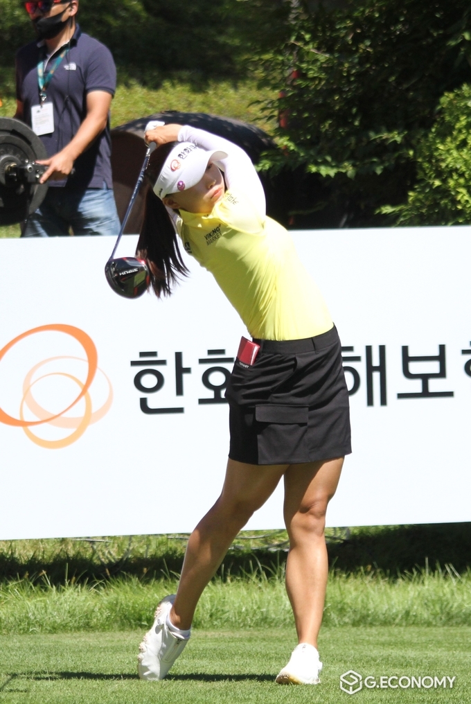 피니시 자세로 볼을 주시하는 김지영2