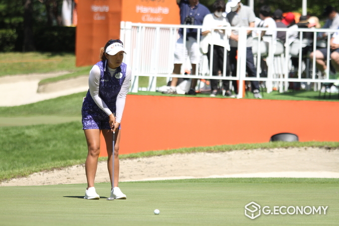 버디 퍼트 시도한는 LPGA투어 신지은