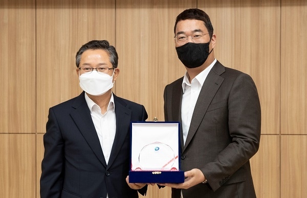 지난달 30일 영등포구청 별관에서 ‘2022 희망온돌 따뜻한 겨울나기’ 감사패 전달식을 진행했다. (왼쪽부터) 최호권 영등포구청장, 김지선 생활공작소 대표