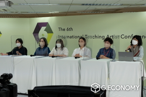 2022 제6회 국제예술교육실천가대회 온라인 컨퍼런스(서울) Q&A 세션(좌측부터 김신우(통역사), 이정선(예술교육실천가), 윤가연(프로젝트 곳곳), 이한선(이모저모 도모소), 이미화(이모저모 도모소), 김소연(교육진흥원 교육기반본부장))