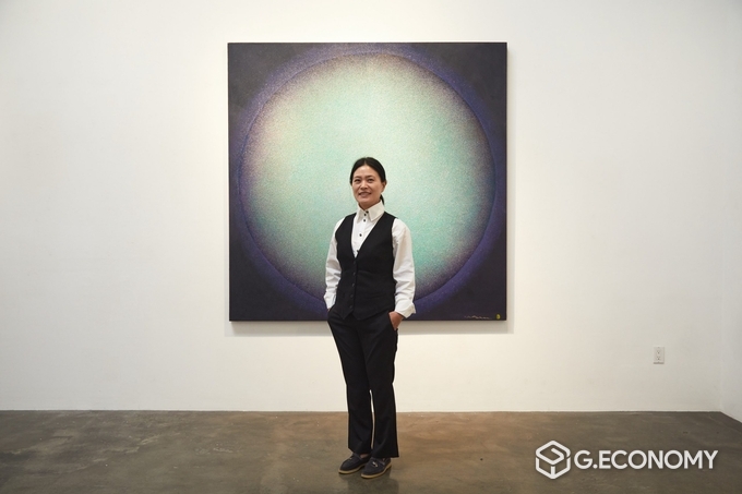 사진= 미국 초대개인전에서 태허 손외경 작가 (사진제공 : 손외경 작가)