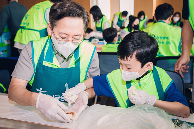 하나금융그룹은 이날 정성을 담아 만든 행복상자 500개를 인천 서구에 위치한 서구노인복지관과 검단노인복지관을 통해 독거 어르신과 저소득 가정에 전달했다.