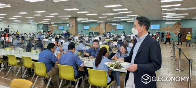 9일(현지 시각) 삼성전자 멕시코 케레타로 가전공장 구내식당에서 식사를 하는 이재용 삼성전자 부회장의 모습(사진=삼성)