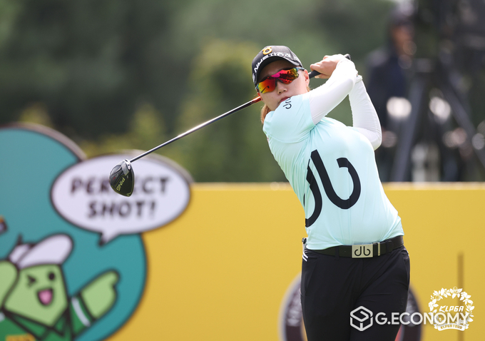KB금융 스타챔피언십 3R 1번 홀에서 팃샤하는 정윤지