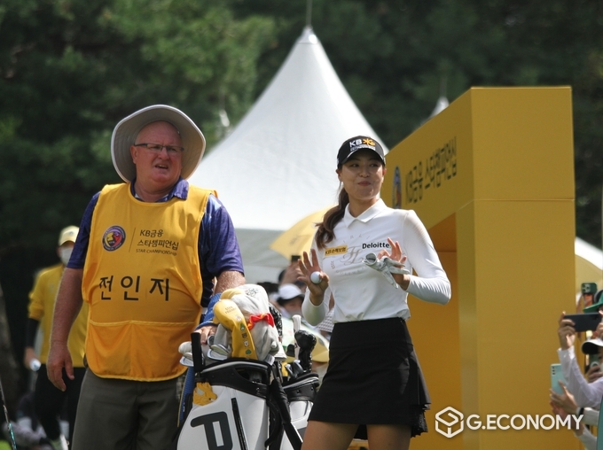 갤러리에게 인사하는 전인지
