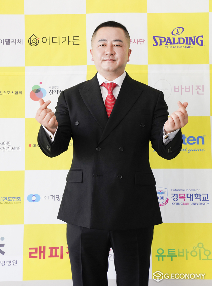 박형민 코리아결제시스템 대표가 포토월에서 기념촬영을 하고 있다.