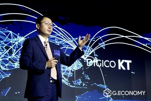 KT는 지난달 30일 소피텔 엠버서더 서울 호텔에서 '민영화 20주년 기념식'을 개최했다. KT 구현모 대표가 '더 나은 디지털 세상을 만들어가는 DIGICO KT' 주제로 발표하고 있는 모습(사진=KT)