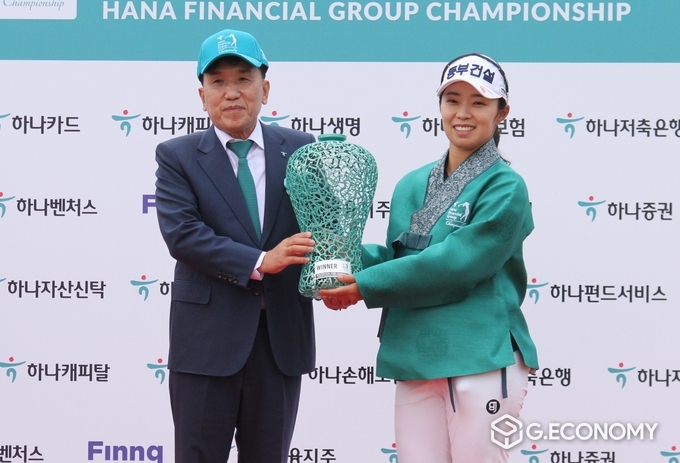 우승자 김수지가 우승트로피를 받으며 기념촬영하고 있다. 