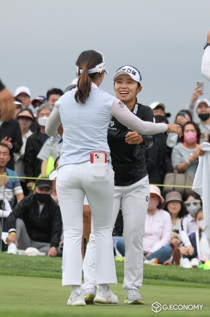 축하받는 김수지