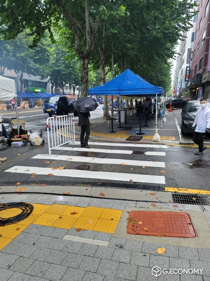 행사장골목길 시설물 무단방치 및 안전관리시설 미비 골목골목 안전통행이 안되도록 피해 및 노상 음식점설치로 인한 주민불편 배려없어 힘들고 지친 주택가 기업밀집 지역에서 배려없는 지속적인 고성 및 함성유도로 주민불편을 초래 민원제기 되었다. 