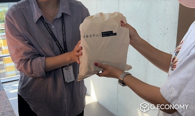 생활공작소 친환경 제품이 담긴 플로깅 키트 (사진제공: 생활공작소)