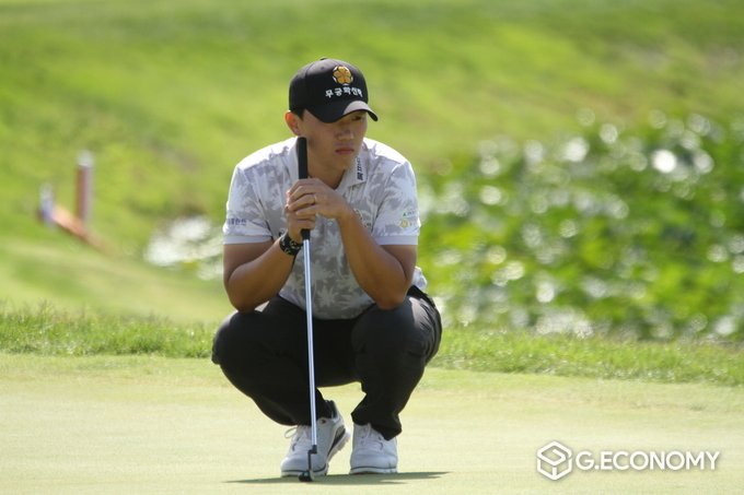 제네시스 챔피언십 3R 그린경사 확인하는 이상희