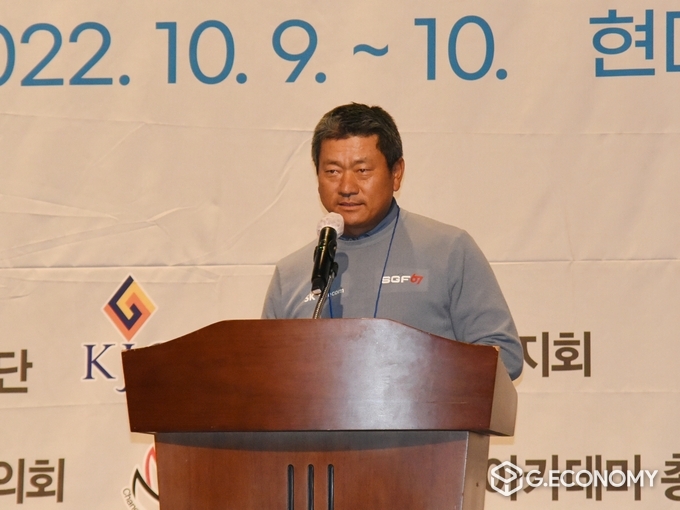 골프대회 호스트로 나선 최경주 프로가 환영사를 하고 있다.