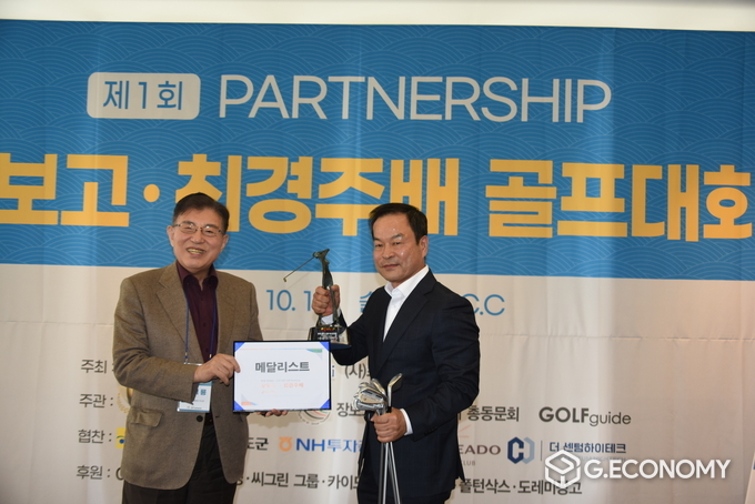 메달리스트 강홍구 참가자, 김덕룡 장보고글로벌재단 이사장(왼쪽)이 시상했다. 