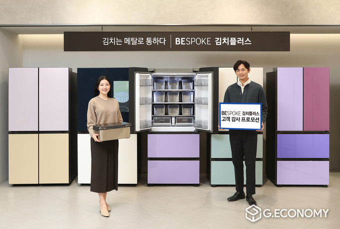 삼성전자 모델이 삼성 디지털프라자 대치본점에서 '김치는 메탈로 통하다' 프로모션을 소개하고 있다(사진=삼성전자)