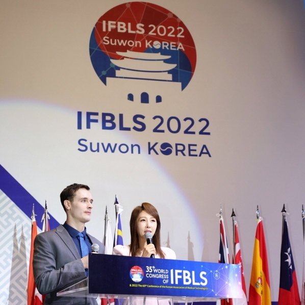 10월 7일(금) 개회식은 윤희정 아나운서의 진행으로 시작되었다.