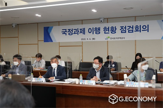 이정관 사장직무대행(앞줄 왼쪽 두 번째)이 회의에서 발언하는 모습(사진=LH)