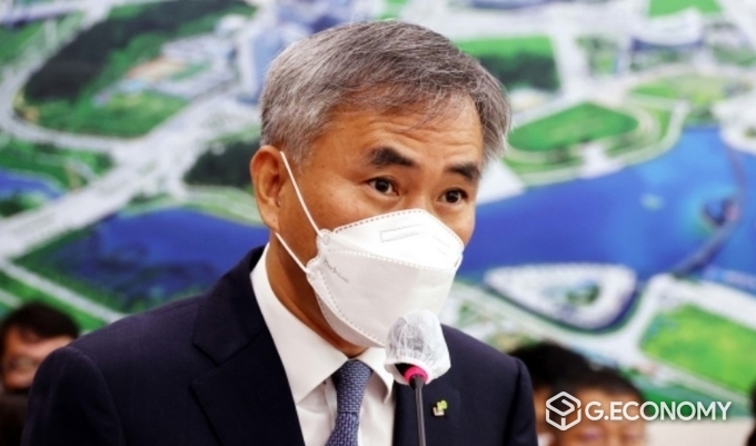 2022년도 한국토지주택공사(LH) 등에 대한 국정감사에서 의원 질의에 앞서 인사하는 이정관 LH 사장 직무대행(사진=뉴스1)