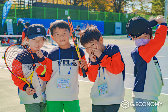 18일 경기도 고양시 소재 농협대학교에서 열린 매직테니스 교실에 참석한 학생들이 기념촬영을 하고 있다(사진=NH농협은행)