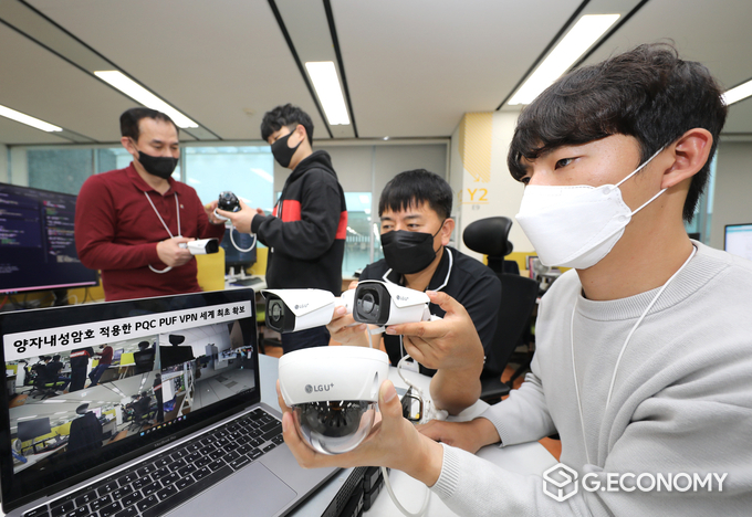 LG유플러스 직원들이 지능형CCTV 카메라를 연결해 안전하게 영상이 전송되는지 테스트하는 모습(사진=LG유플러스)