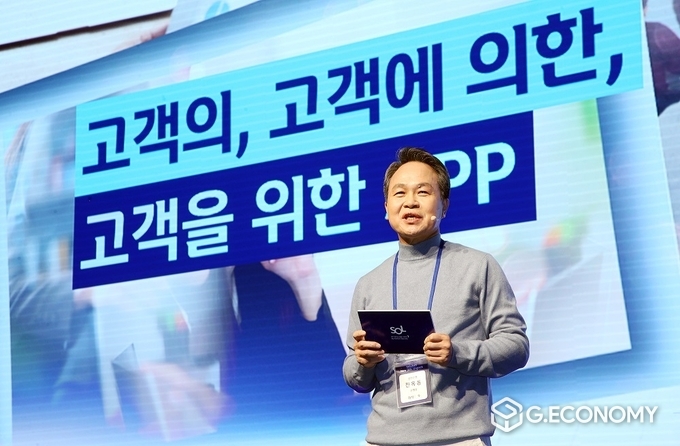 20일 서울시 중구 신한은행 본점에서 개최된 뉴 쏠(New SOL) 언팩 행사에서 신한은행 고객자문단과 신한금융그룹 조용병 회장(첫줄 맨 왼쪽), 신한은행 진옥동 은행장(첫줄 오른쪽에서 두번째)이 기념촬영하고 있는 모습(사진=신한은행)