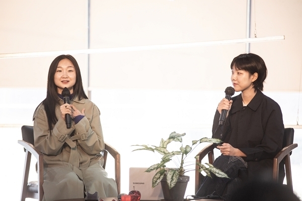 <2022 파주북소리>의 <깨끗한 즐거움: 비건 지향 생활>에 참여하고 있는 작가 이슬아(왼쪽)와 작가 현희진 (출판도시문화재단 제공)