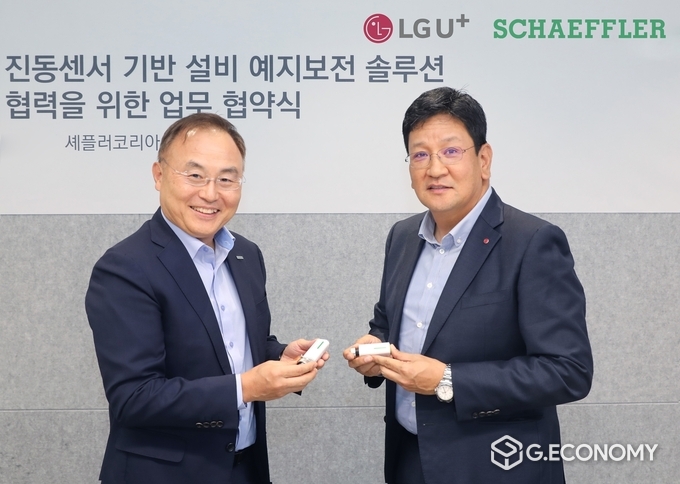 LG유플러스 서재용 스마트팩토리사업담당(오른쪽)과 셰플러코리아 김영규 산업기계 사업부문장(왼쪽)이 업무협약식에서 기념촬영을 하는 모습(사진=LG유플러스)