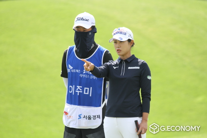 ‘SK네트웍스-서울경제 레이디스 클래식’ 3R 8번 홀 그린 플레이하는 이주미