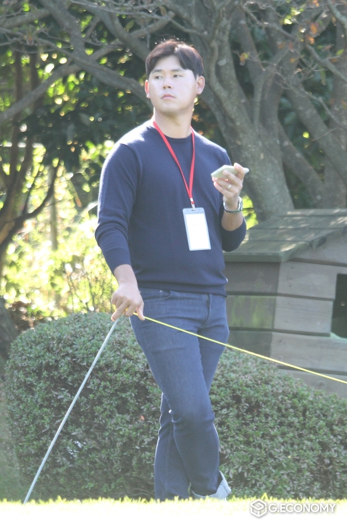 2번 홀 티잉그라운드 앞에서 오지현을 기다리는 PGA 투어 김시우