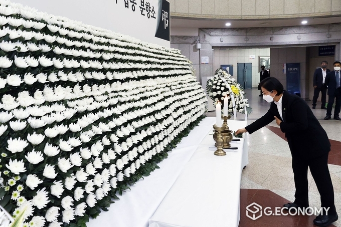 지난달 31일 김미경 서울 은평구청장이 이태원 참사 희생자 합동분향소에서 헌화하고 있다(사진=서울시 은평구)