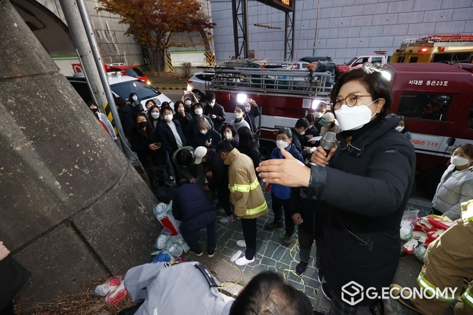 5일 오후 김미경 은평구청장이 북한산 화재 진압을 위해 현장 지휘하고 있다(사진=서울시 은평구)