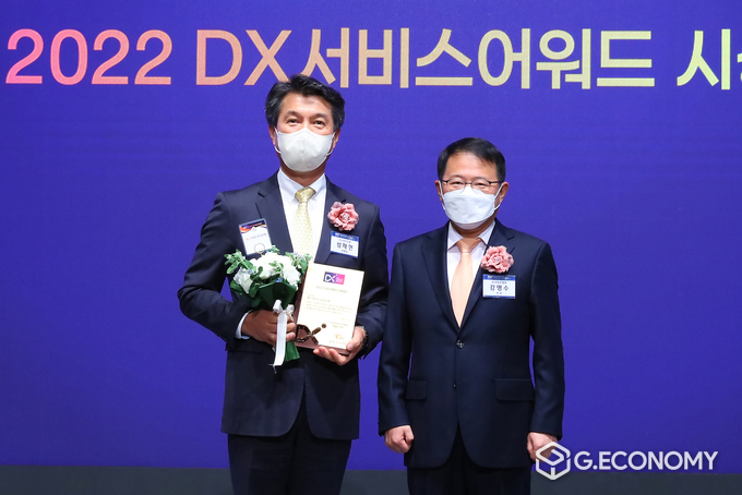 지난 8일 서울시 중구 롯데호텔에서 열린 'DX서비스어워드 시상식'에서 (왼쪽)성채현 KB국민은행 개인고객그룹 대표와 (오른쪽)강명수 한국표준협회장이 기념촬영을 하고 있다.(사진=KB국민은행)