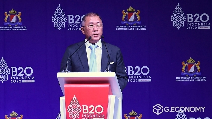 정의선 회장은 G20 정상회의 앞서 열린 'B20 서밋 인도네시아 2022'에 참석해 '에너지 빈곤 및 공정하고 질서있는 지속가능한 에너지 전환 가속화' 주제로 기조연설을 했다(사진=현대자동차그룹)