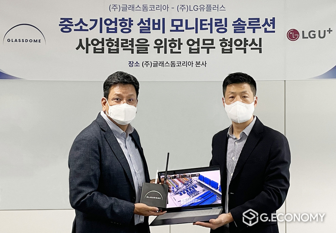 LG유플러스 서재용 스마트팩토리사업담당(왼쪽)과 글래스돔코리아 함진기 법인장(오른쪽)이 업무협약식에서 기념촬영을 하는 모습(사진=LG유플러스)